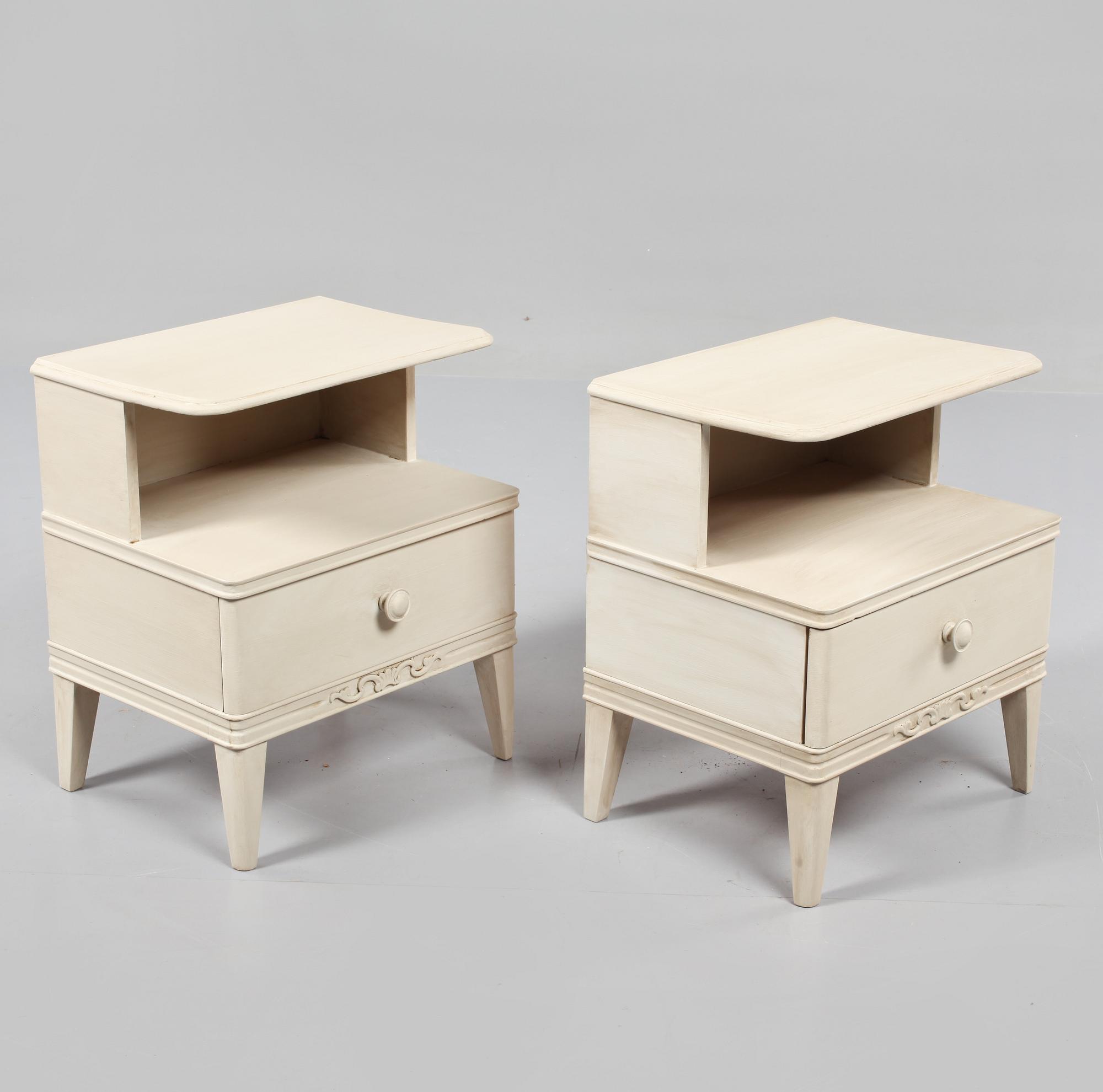 SÄNGBORD, ett par, omkring 1900-talets mitt.