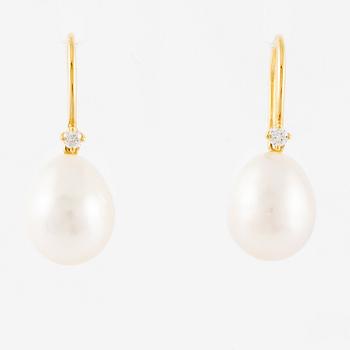 Örhängen 18K guld med odlade pärlor och briljantslipade diamanter.