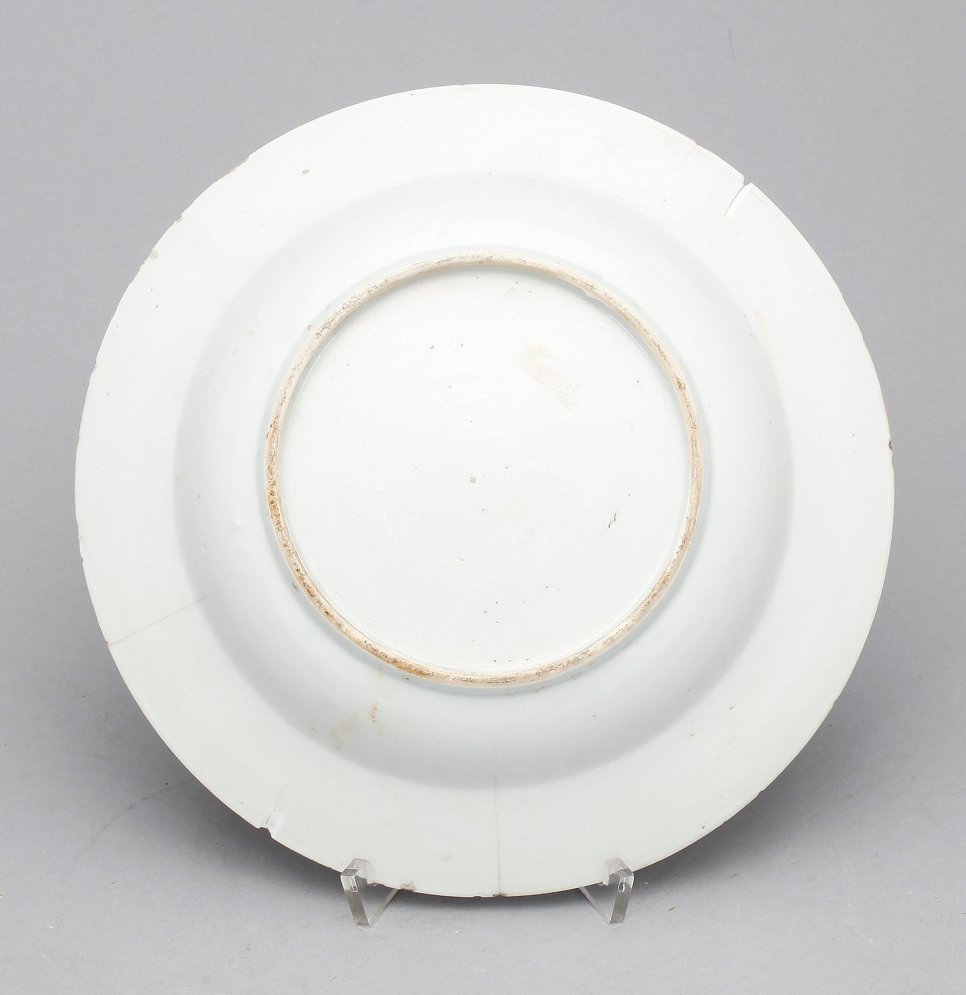 PARTI, porslin, fem delar. Qing dynastin, 1700-tal samt inramad MING SKÄRVA, 1600-tal.