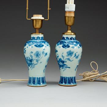 VASER, ett par, porslin. Qing dynastin, 1700-tal.