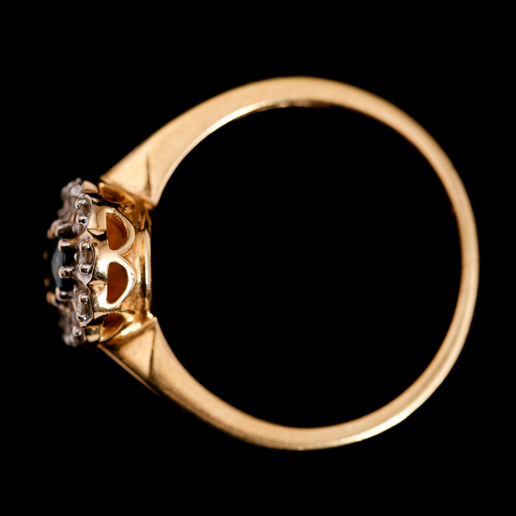RING, 18 k guld, safir samt diamanter tot ca 0.20 ct enl gravyr. Total vikt ca 4 gr.