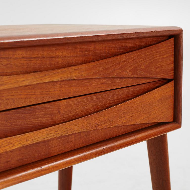 Rimbert Sandholdt, teak bedside table
AB Glas &Trä Hovmantorp, 1959.