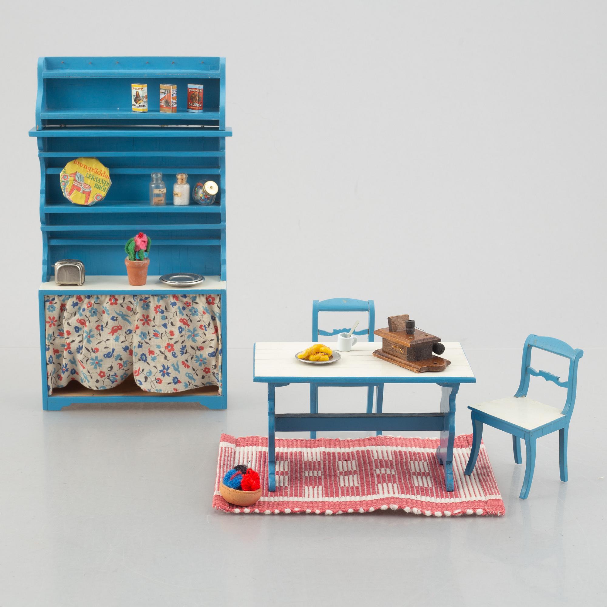 Dockskåpsmöbler, 6 delar samt accessoarer, Berit Bergström, Nolbyn, Värmländskt Hantverk, 1940-/50-tal.