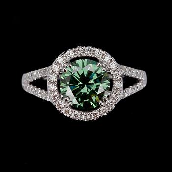 RING, vitguld 18K, briljantslipade små diamanter, tot. 0,53 ct, mittsten grön diamant 1,66 ct. Vikt 3,8 g.