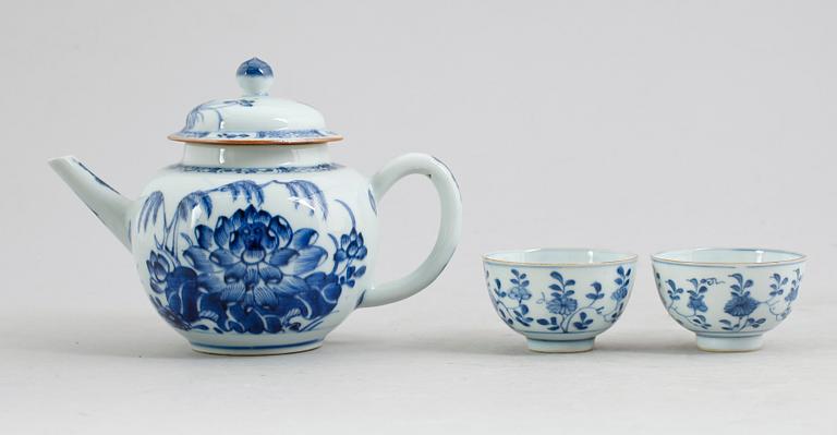 TEKANNA samt 2 TESKÅLAR, porslin, Kina, Qianlong 1736-1795.