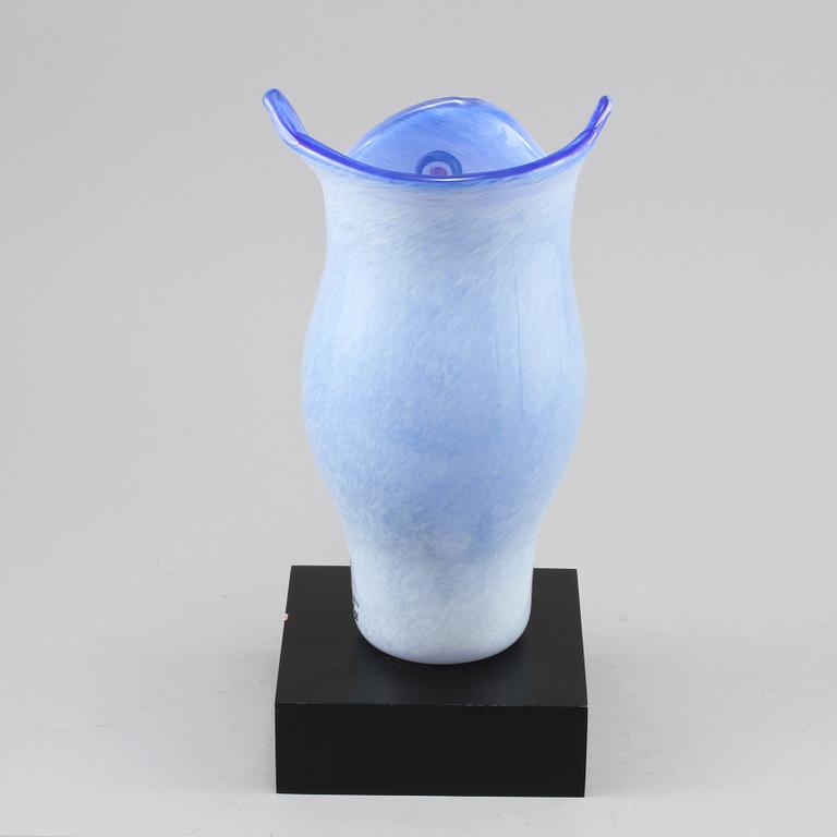 VAS, glas, Ulrica Hydman Vallien, Kosta Boda. 1900-talets andra hälft.