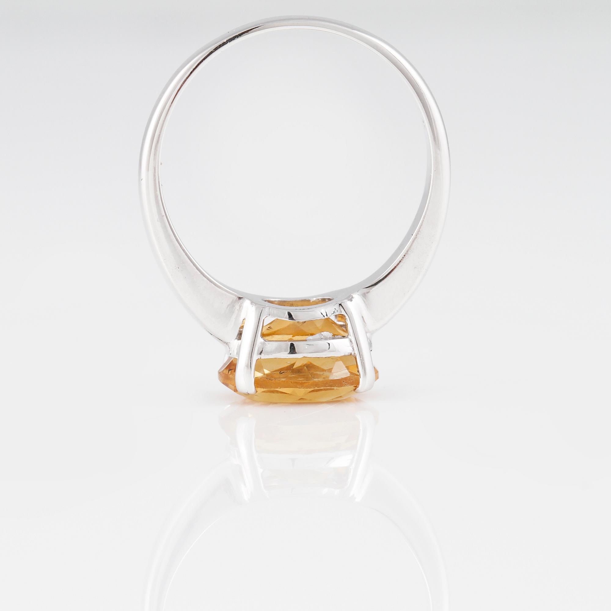 RING, 18K vitguld med fasettslipad citrin ca 2.40 ct, Italienska stämplar. Vikt 3,8 gram.