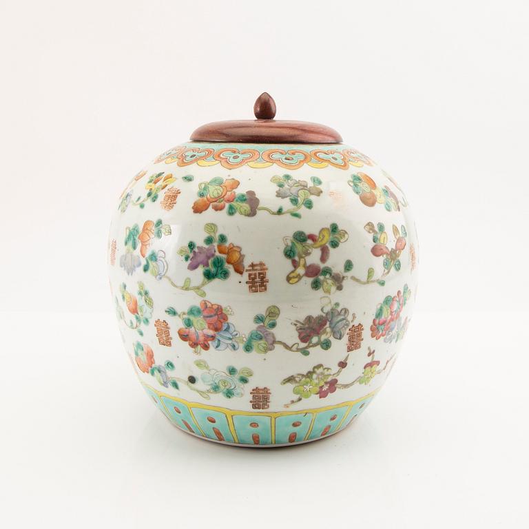 A Chinese jar, 20th Century.