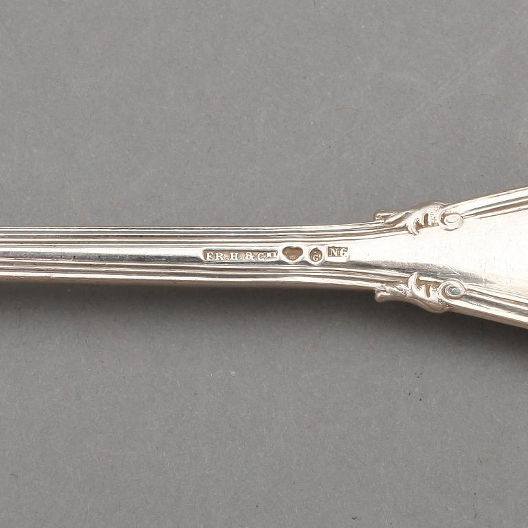 MATGAFFLAR SAMT MATSKEDAR, 8+4, silver, "Greque", Frans Holm & Co, Göteborg 1891. Tot ca 970 gram.