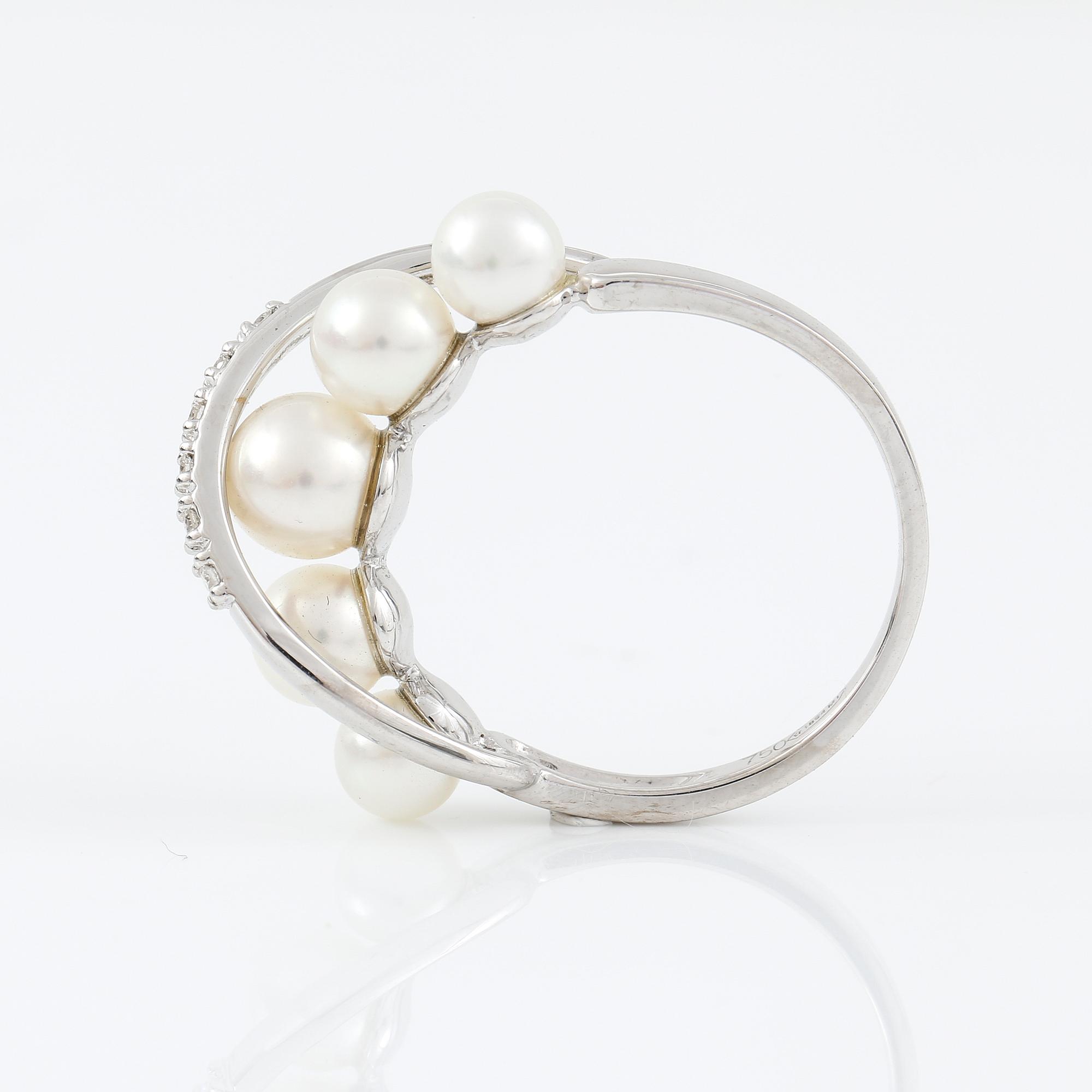 RING, Bliss, Italien, 18K vitguld med 5 pärlor och diamanter ca 0.06ct.