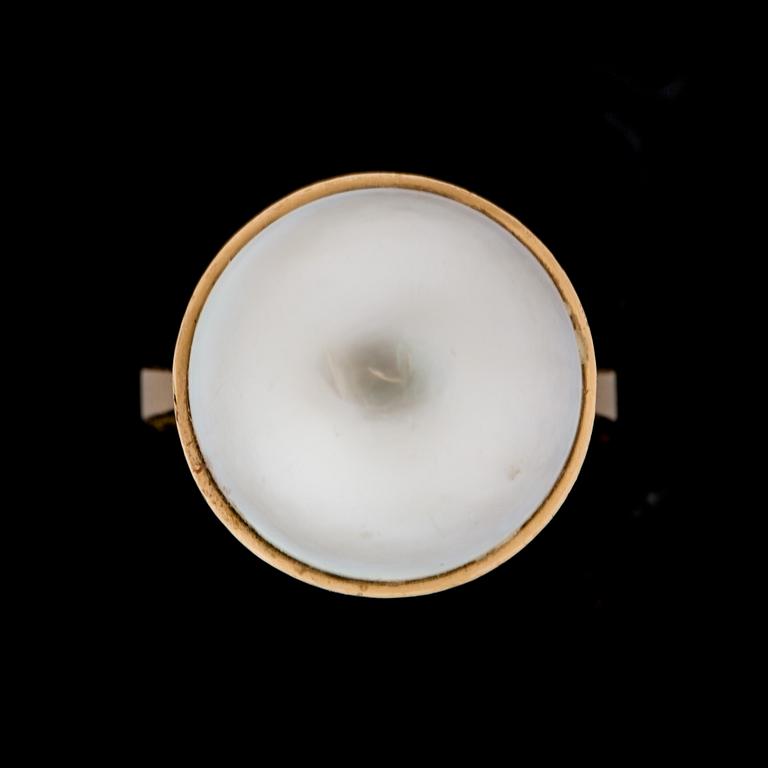 RING, 18 k guld med mabé pärla. Hugo Olsson, Helsingborg, 1971. Vikt ca 10,5 g.