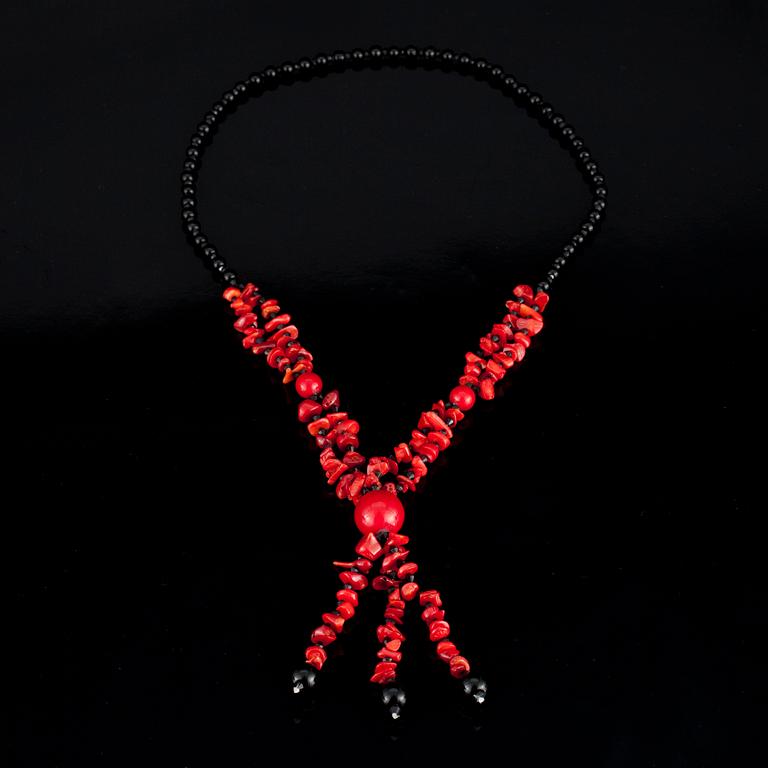 HALSSMYCKE, bl.a. korall samt glaspärlor. 2000-tal.