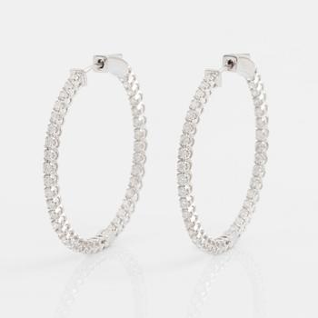 Örhängen kreoler med briljantslipade diamanter.