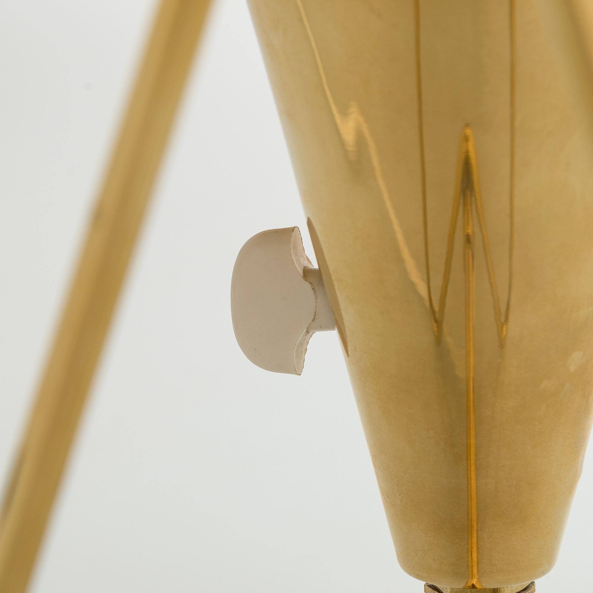 Seinävalaisin / pöytävalaisin, malli EV 57, Itsu 1900-luvun puoliväli.