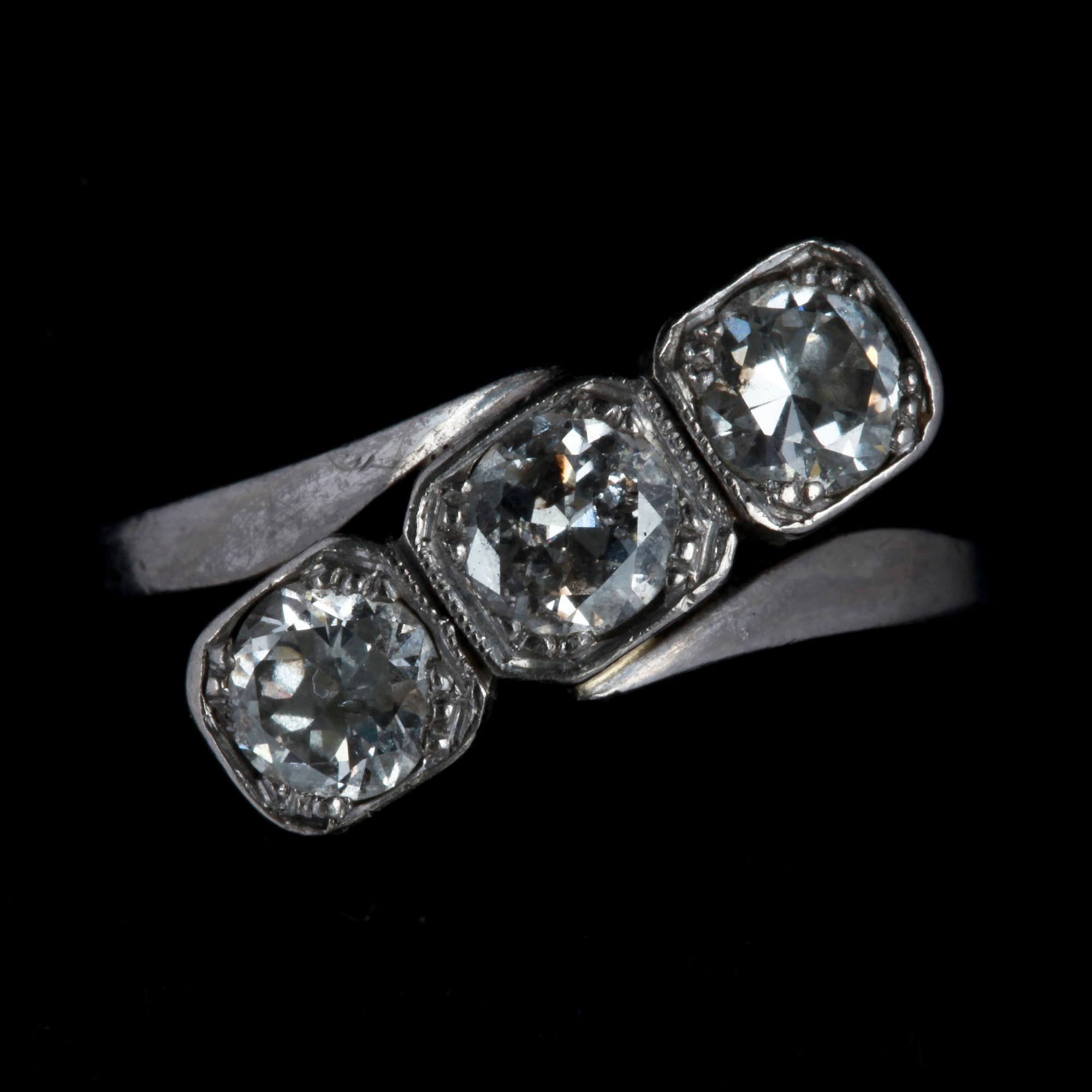 RING, 18k vitguld med 3 briljantslipade diamanter tot ca 0,88 ct enligt gravyr. 1954. Vikt 4,6 g.