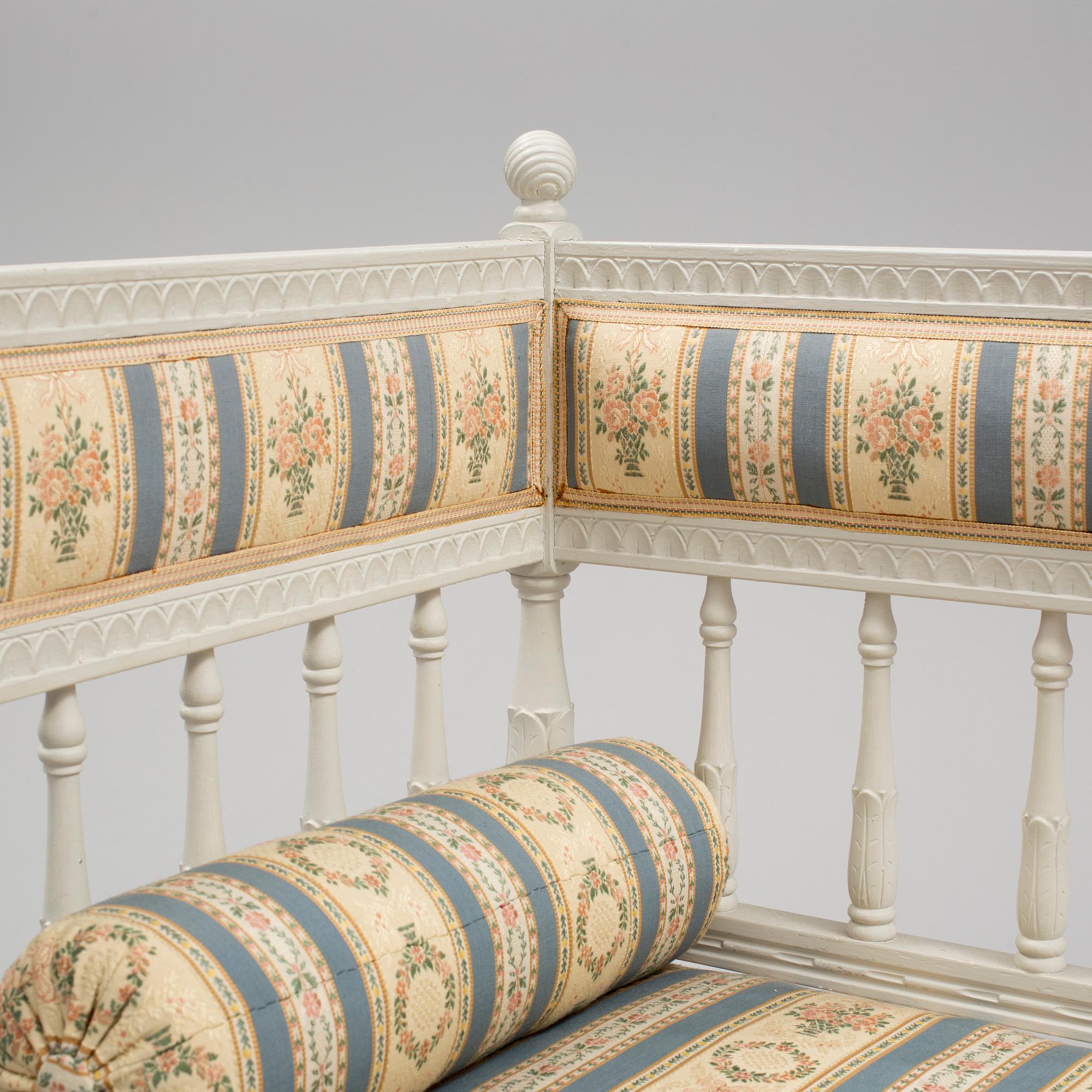 A GUSTAVIAN STYLE SETTEE, fist half of the 20th century.