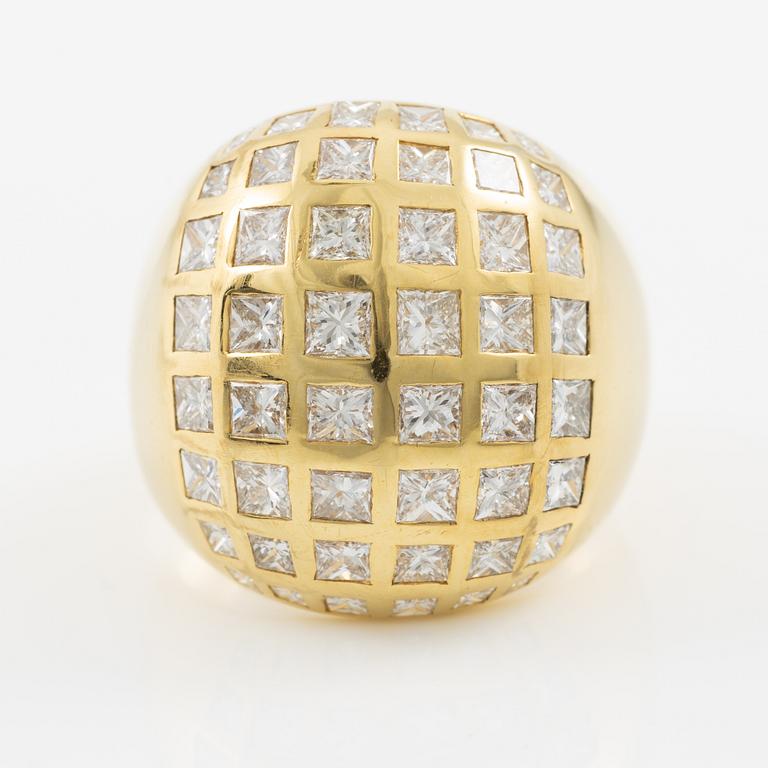 Ring 18K gold bombe model with princess-cut diamonds.