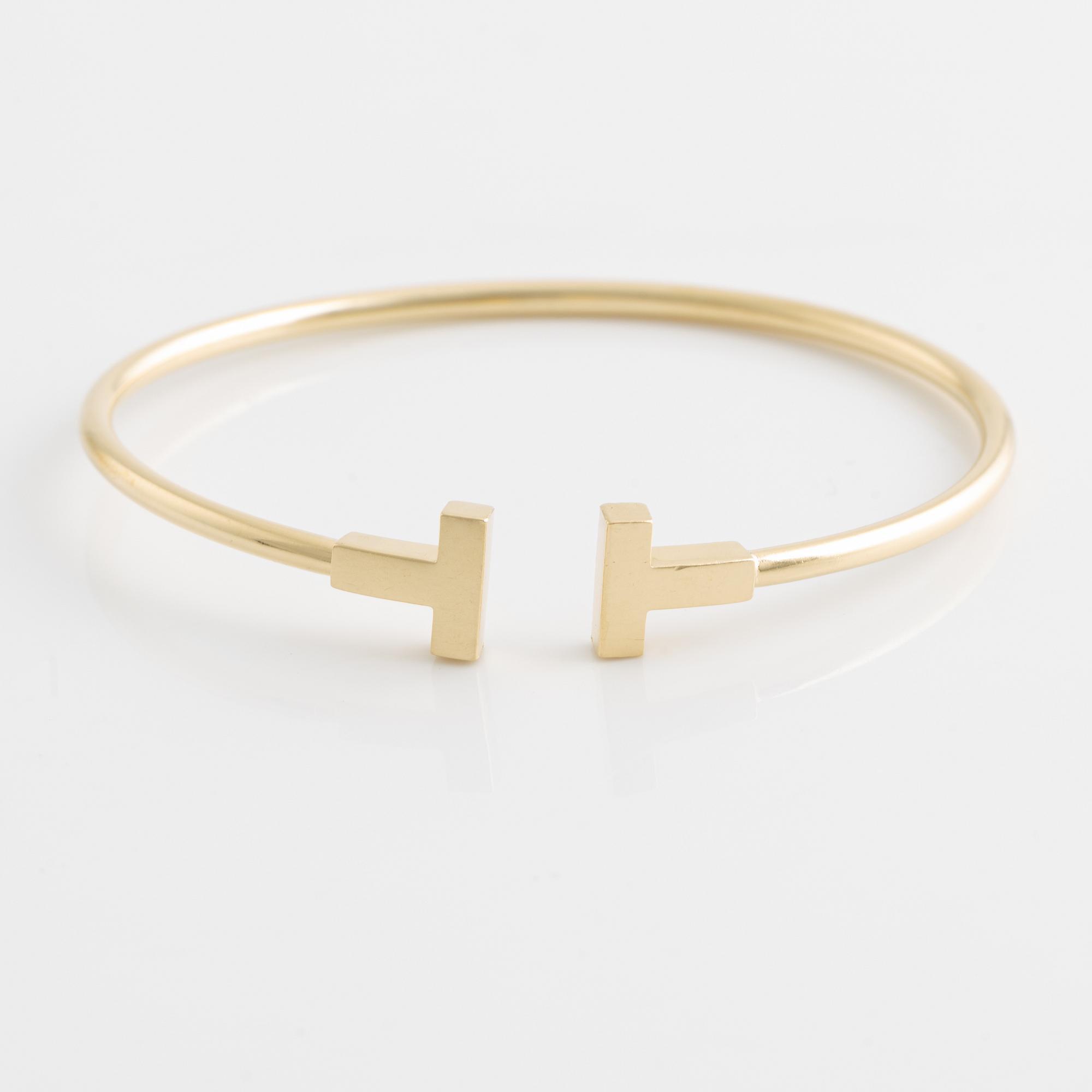 A Tiffany & Co 18K gold "T" bracelet.