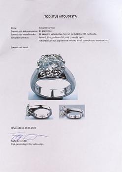 An 18K white gold ring with a ca. 5.11 ct brilliant-cut diamond.