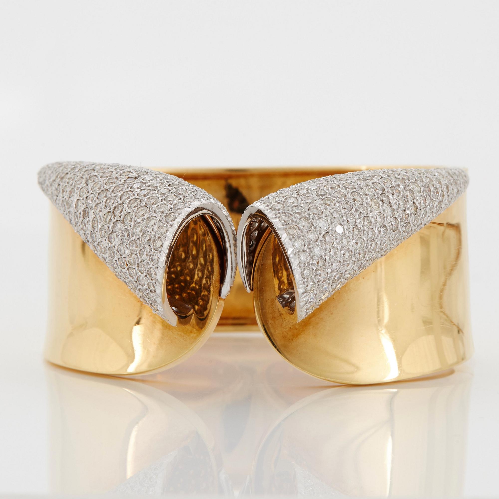 Armring 18K guld med runda briljantslipade diamanter.