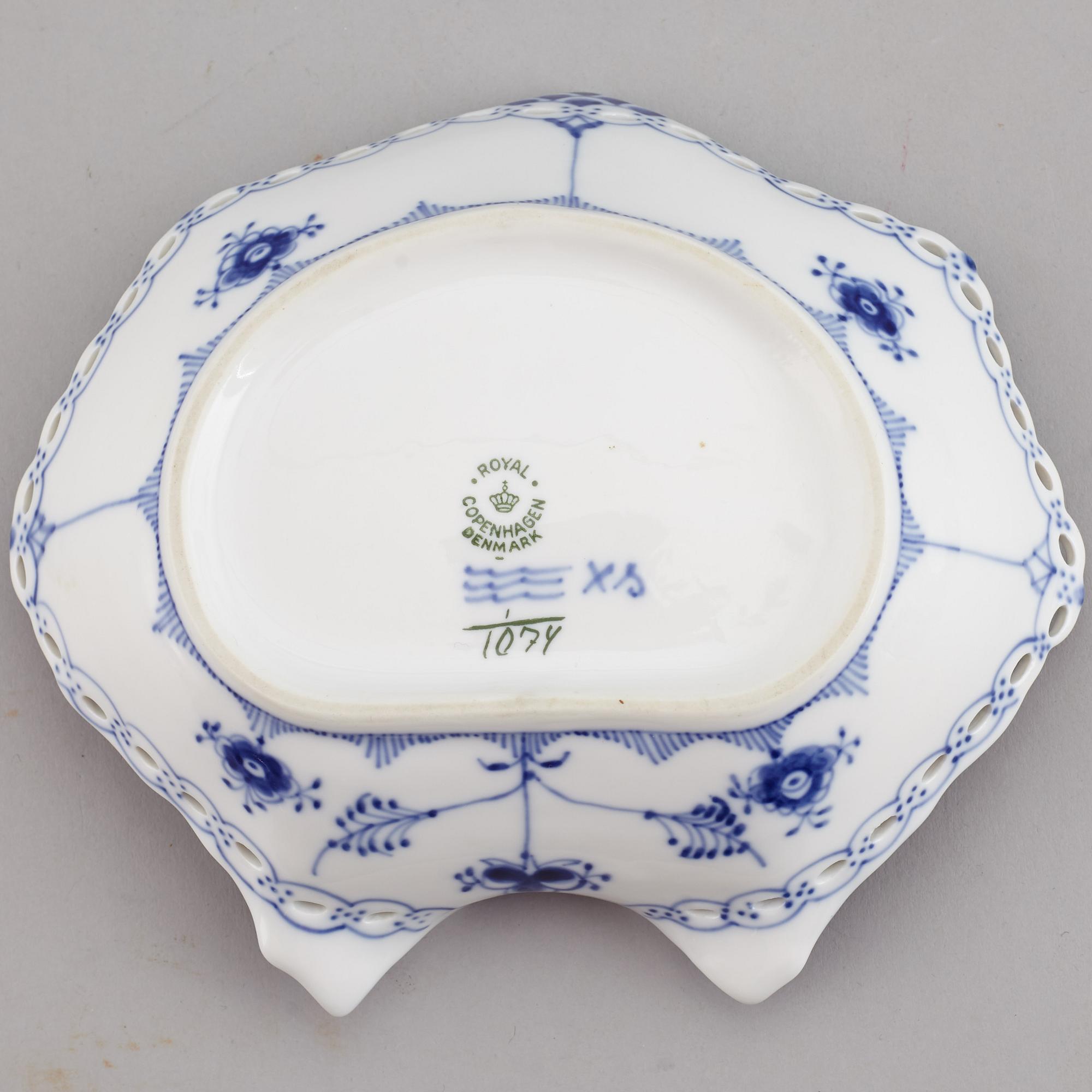 ROYAL COPENHAGEN, kaffeservis, 45 delar, porslin, "Musselmalet Helblonde", Danmark.