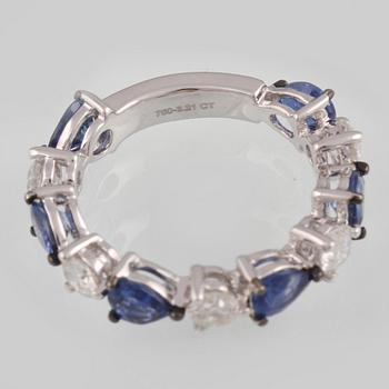 RING, 18K vitguld med briljantslipade diamanter ca 1.00 ct samt droppslipade blå safirer ca 2.21 ct. Vikt 4,5 gram.