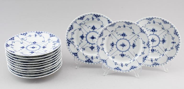 SERVISPORSLIN, 13 delar, porslin, "Musselmalet", Royal Copenhagen.