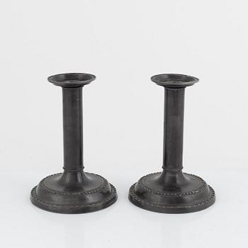 B O Santesson, ljusstakar, ett par, tenn, gustaviansk stil, Stockholm 1953.