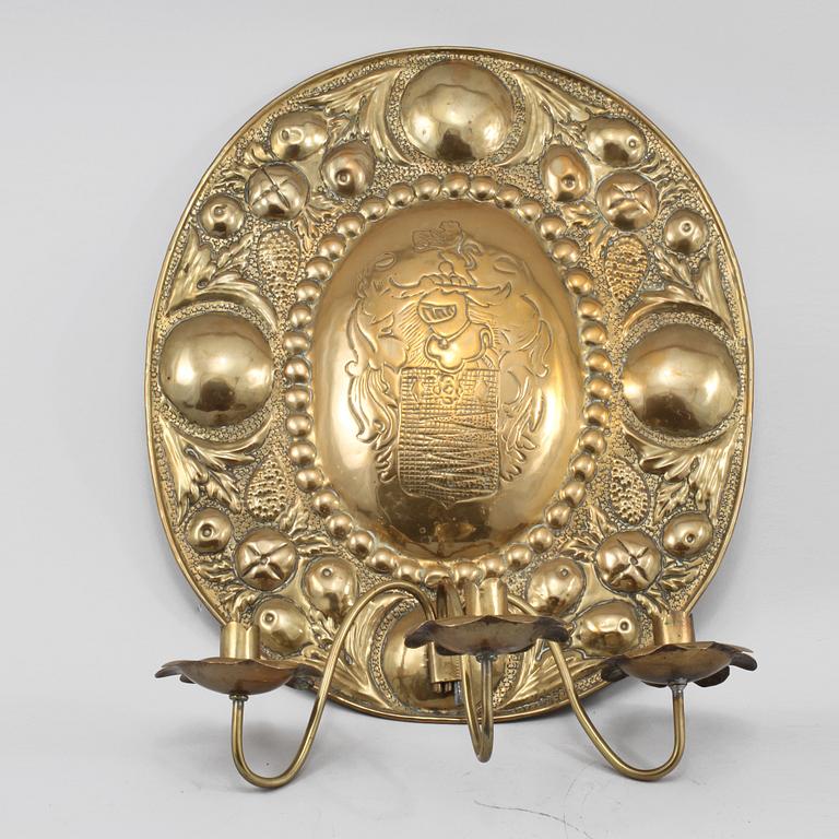 VÄGGPLÅT samt LJUSPLÅT, mässing, barockstil, omkring sekelskiftet 1900.