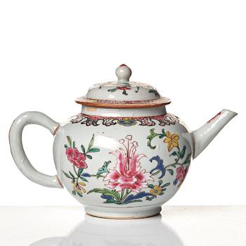 Tekanna med kopp och fat, porslin. Qingdynastin, 1700-tal.