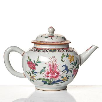 A famille rose tea pot with cover and cups with stand, Qing dynasty, 18th Century.