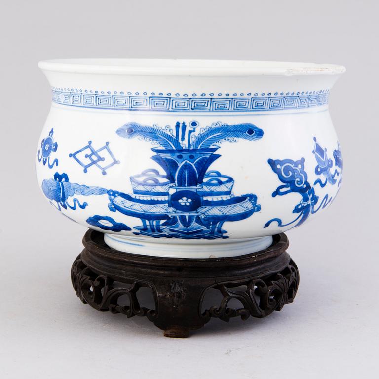 A Chinese porcelain bowl, circa 1800.