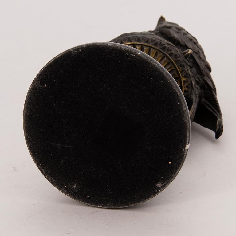 SKULPTUR, patinerad brons, marmorpiedestal.