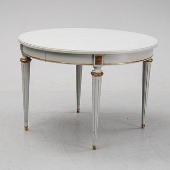 Matbord, gustaviansk stil, 
1900-talets andra hälft. Två iläggsskivor medföljer.