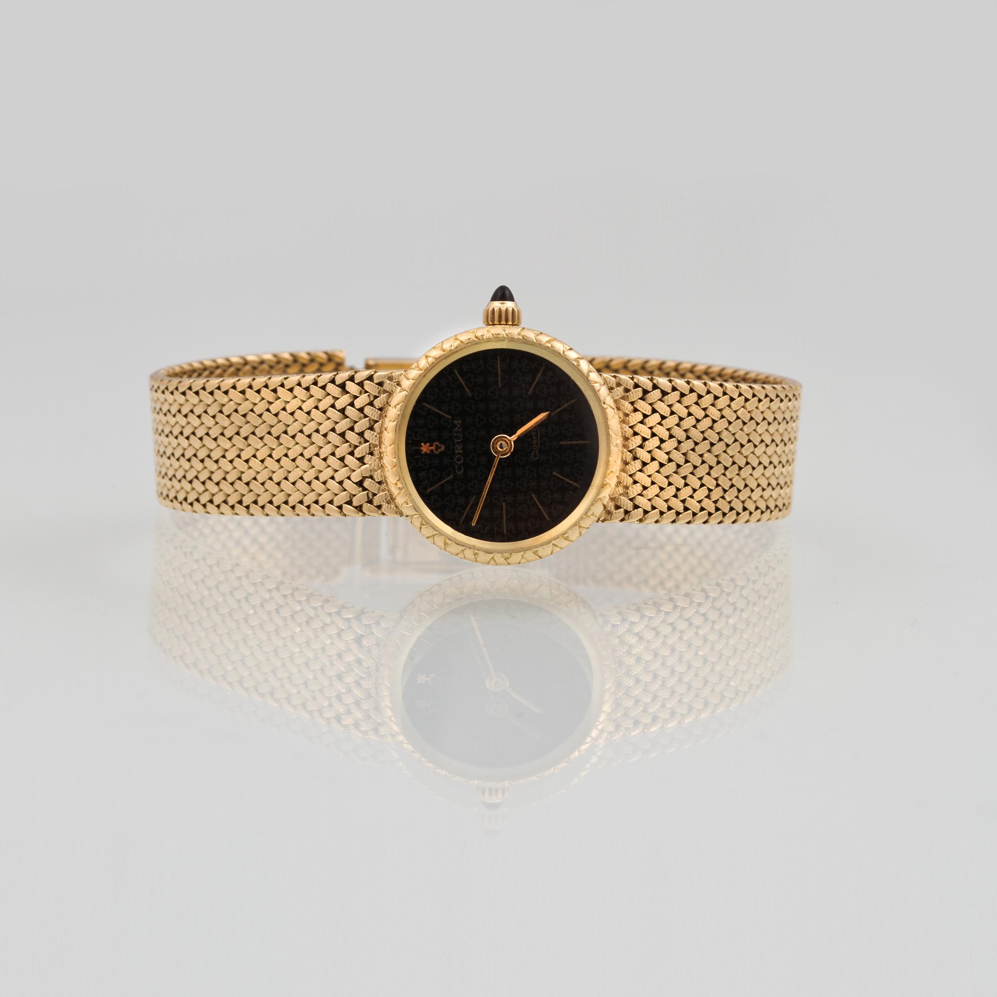 DAMARMBANDSUR, 18K guld, Corum. Vikt 45,7 gram.