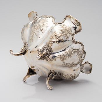 A SILVER BOWL, Emile Delair Paris 1882-1920, weight 972 g.