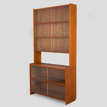 Bokhylla med vitrinskjutdörrar, 1900-talets mitt.