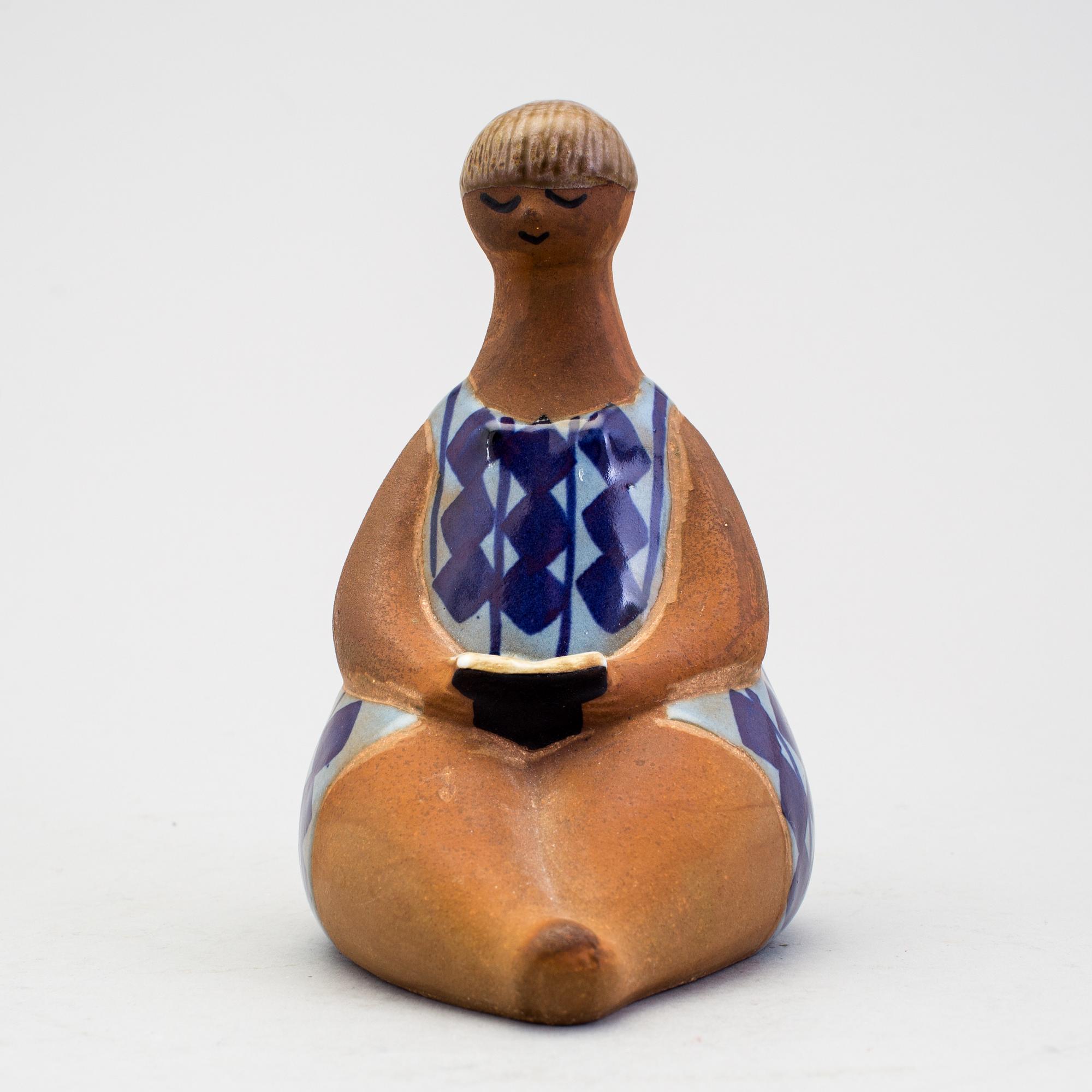 LISA LARSON, figurin, stengods, "Amalia" samt "Gunnar Sträng" sparbössa. Gustavsberg.