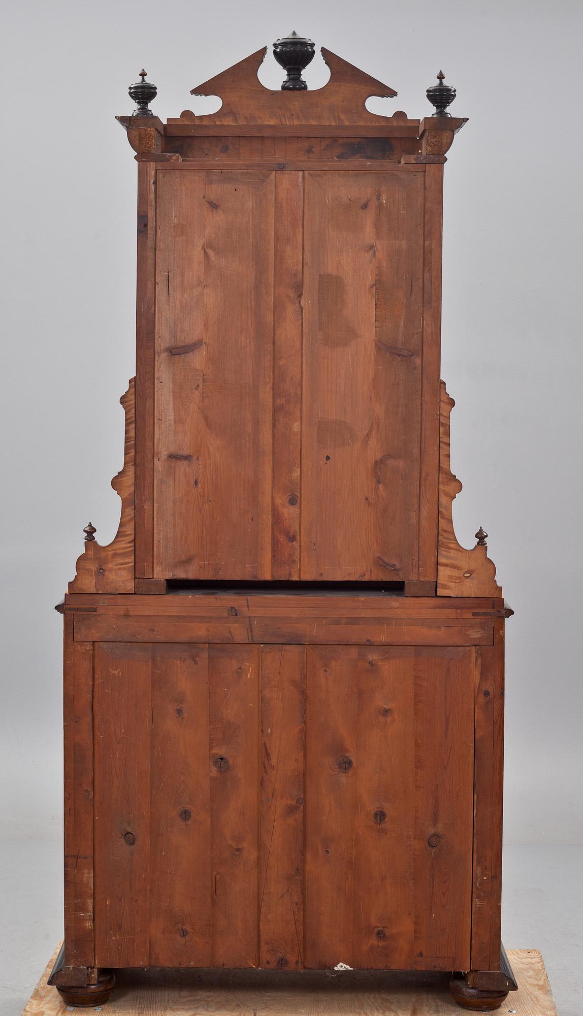 BOKSKÅP, nyrenässans. 1800-talets andra hälft.