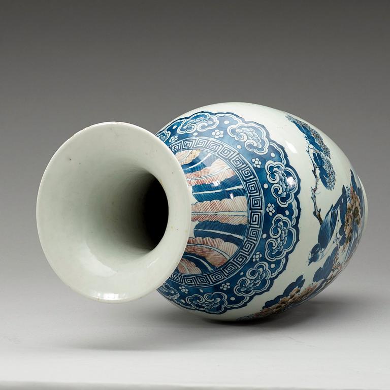 A blue and red vase, late Qing dynasty, 19th century.