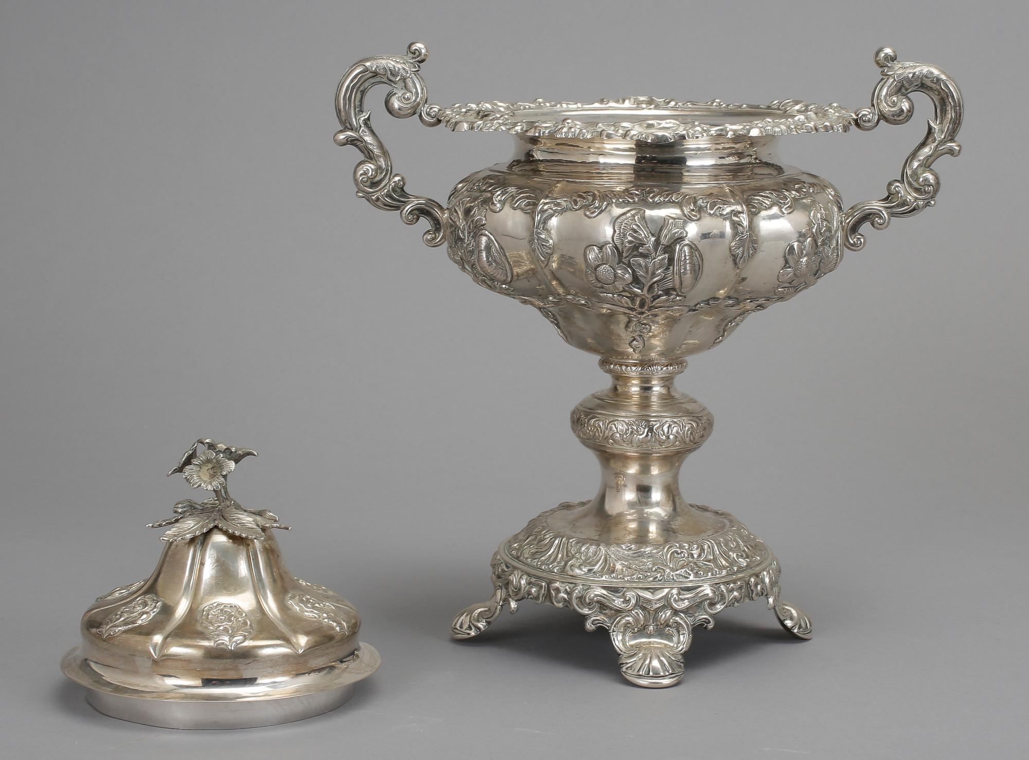 SOCKERSKÅL, Silver, nyrokoko, Petter Wigren, Malmö, 1847. Vikt ca 700 gram.
