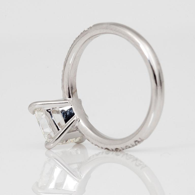 A 3.02ct cushion-cut diamond ring. Quality H/VVS2 according to HRD certificate. Pavé-set diamonds 0.72ct in total.