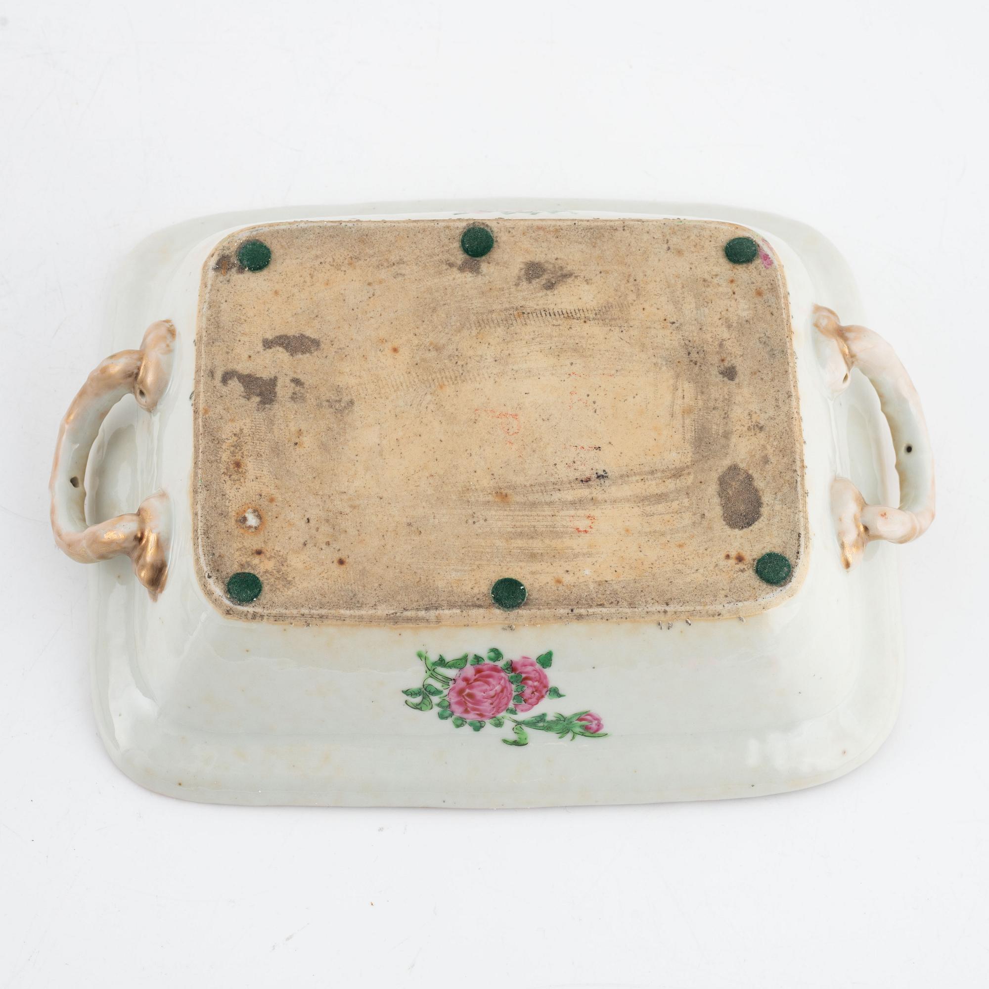 A Canton tureen with cover, 19th century.