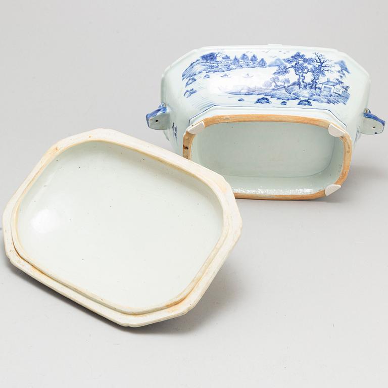 A blue and white tureen with cover, Qing dynasty, Qianlong (1736-95).