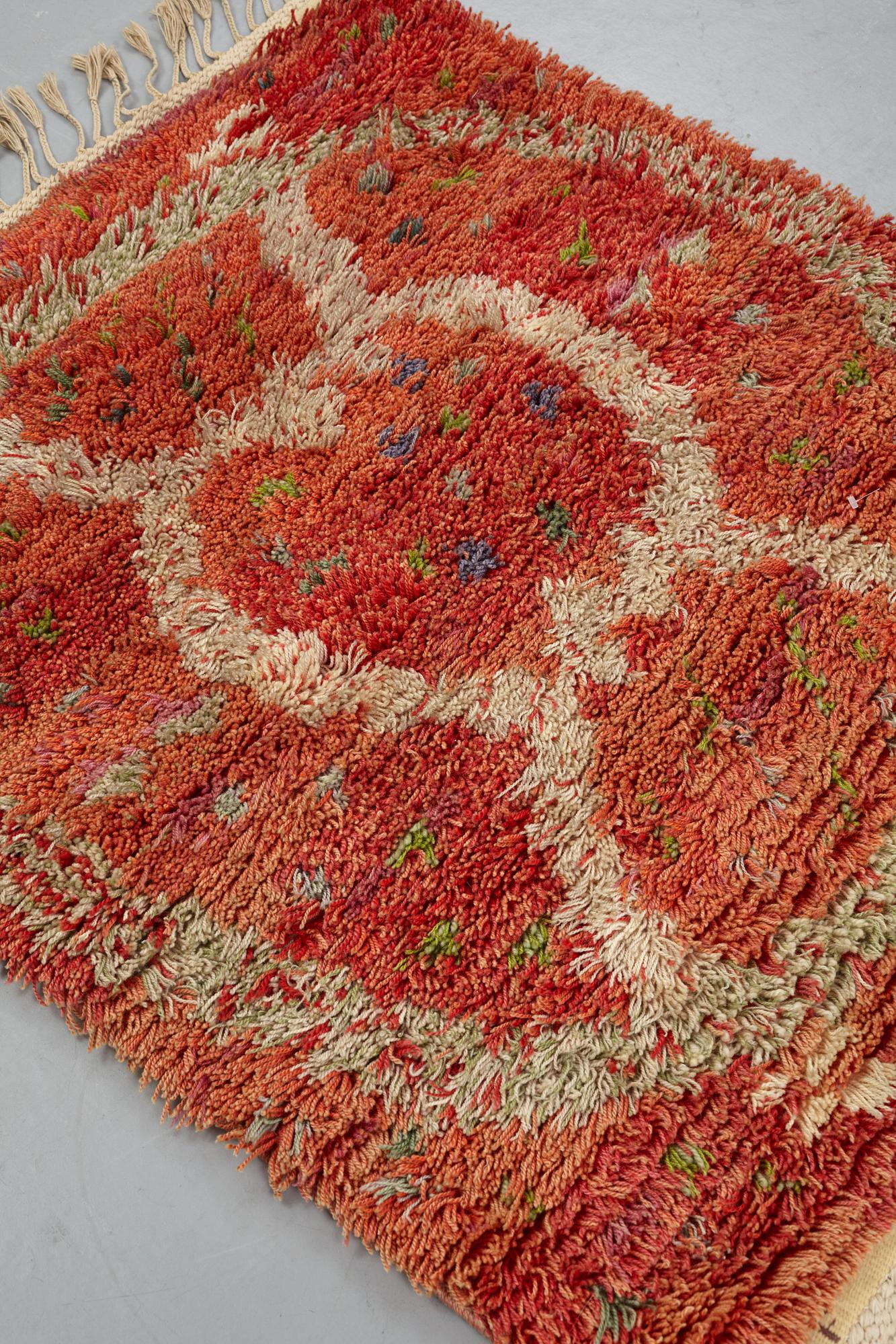 Ann-Mari Lindbom, gift Forsberg, matto, "Ann-Maris röda", knotted pile, ca 113-115 x 93-95 cm, signed AB MMF AML.