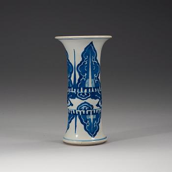 A blue and white vase, Qing dynasty, Kangxi (1662-1722).