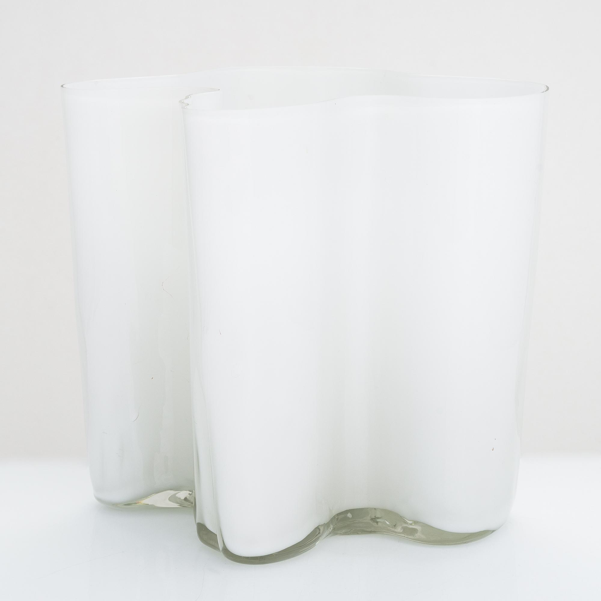 Alvar Aalto, a '3031' vase signed Alvar Aalto 3031.