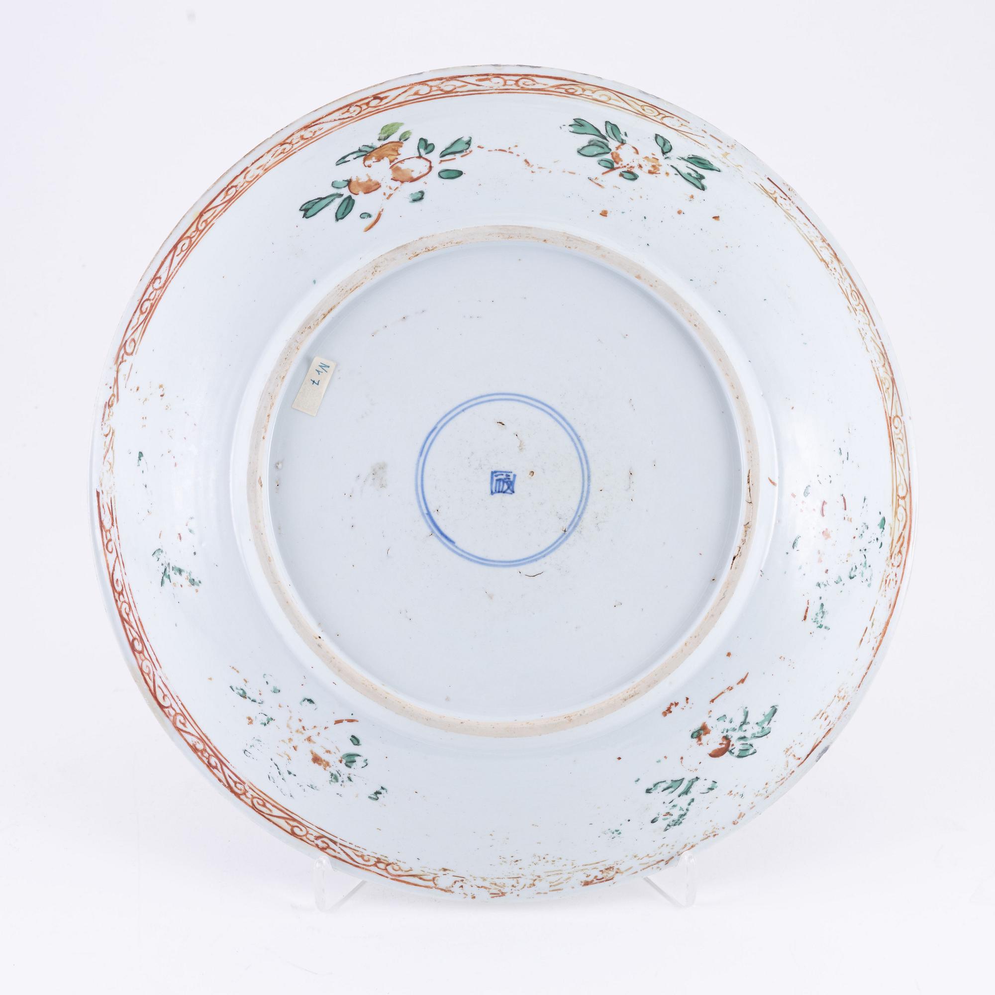 A Chinese porcelain charger, Qing dynasty, 18th Century.
