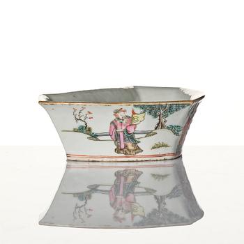 A Chinese famlle rose porcelain bowl, late Qing dynasty.