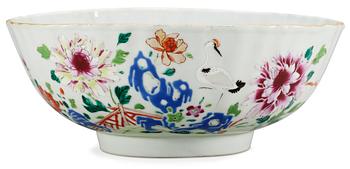 128. A famille rose bowl, Qing dynastin. Qianlong (1736-95).